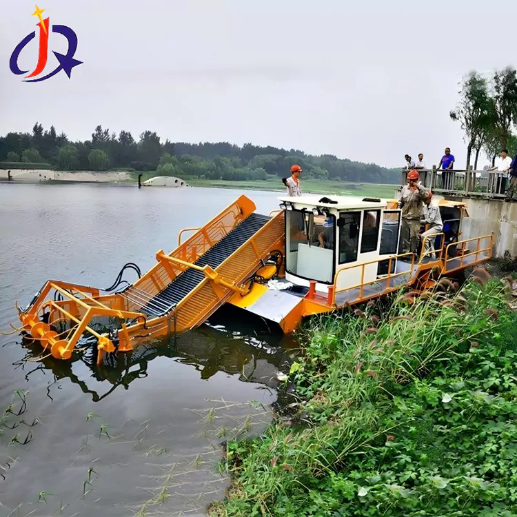 Barco cortador de jacintos y lentejas de agua